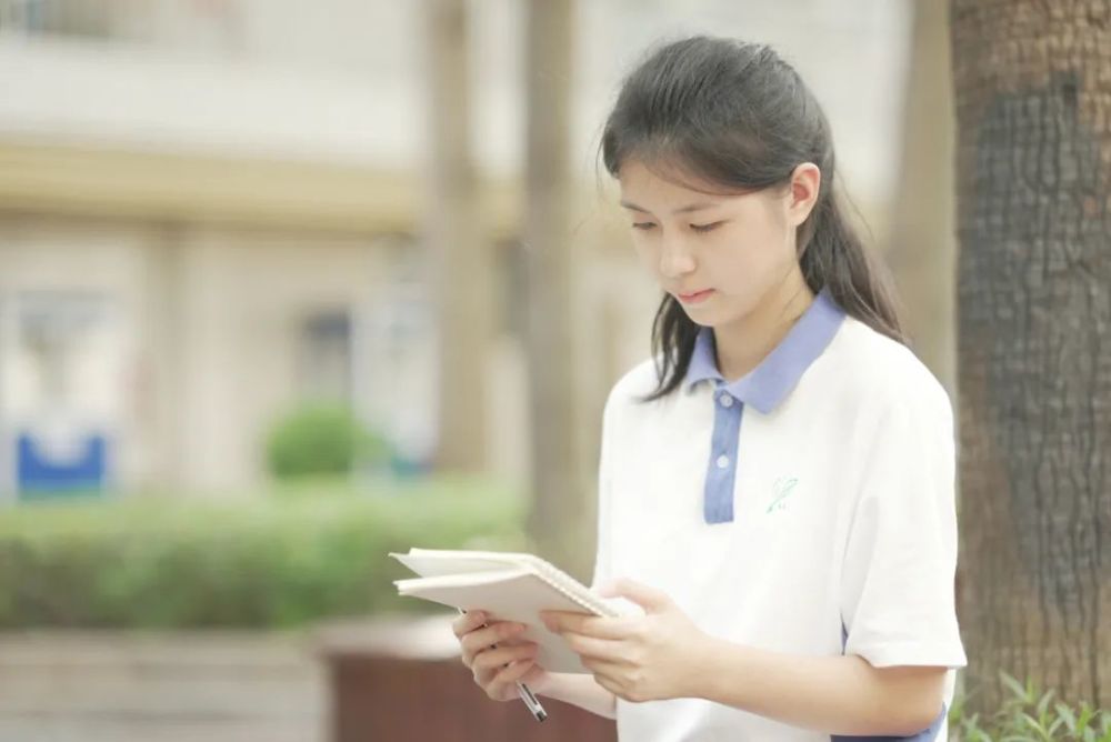 【人物】深圳00后甜美女生成"带货能手",凭直播获省赛大奖