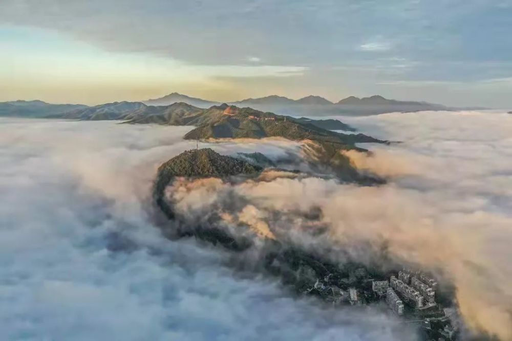 大興禪寺至妙音寺公路邊面向老鴉坡有觀景平臺2處,往小灣水庫半山有