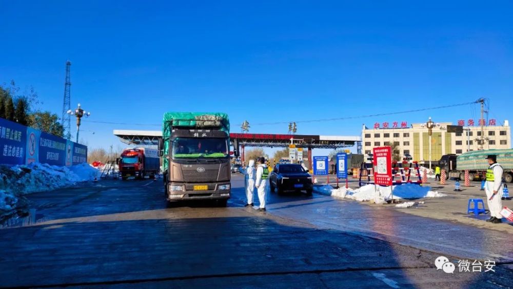 杨洪波一行来到高速公路出口,火车站检查指导新冠肺炎疫情防控工作