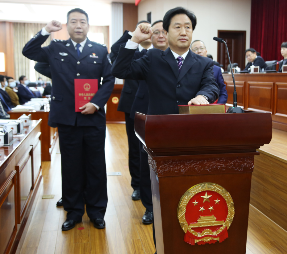 会议审议决定,接受郑文斌同志辞去闵行区人民政府副区长职务的请求