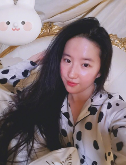 刘亦菲躺床上怼脸自拍素颜皮肤微红疑醉酒穿睡衣姿态慵懒妩媚