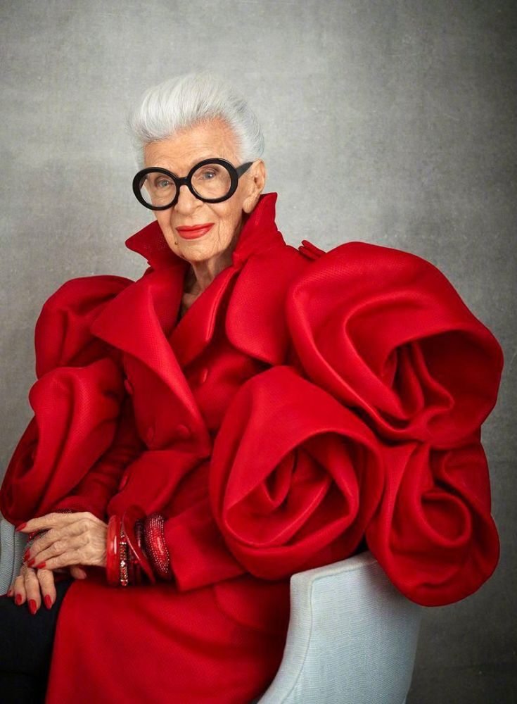 irisapfel拥有很强烈的个人风格,她多年来一直保持一头标志性的短银发