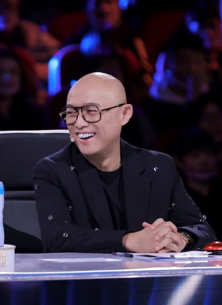 短视频的兴起也没有让长综艺消失,如今让孟非成名的《非诚勿扰》依旧