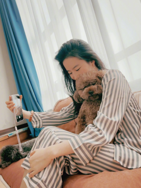 刘亦菲躺床上怼脸自拍素颜皮肤微红疑醉酒穿睡衣姿态慵懒妩媚