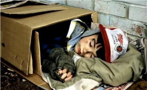 中国第一懒人,出门不下地走路,吃饭靠人喂,如今怎样了?