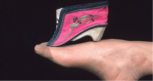 古人审美有多可怕女性要缠三寸金莲最好不能走路被人抱着