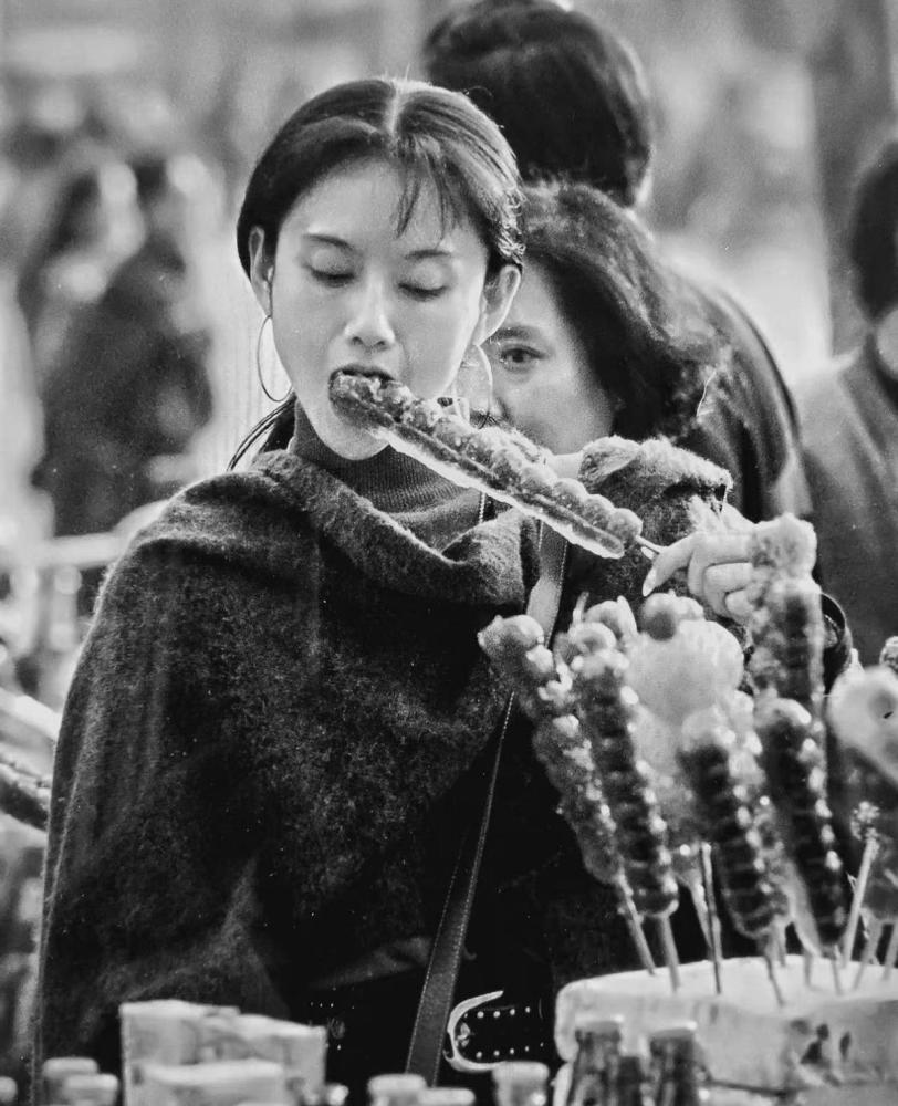 杨丽萍30年前照片曝出,骑自行车,街头问路,那时还食人间烟火_腾讯新闻