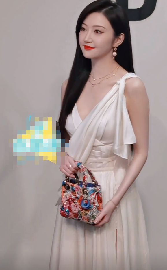 作为娱乐圈中的性感美女,景甜的造型一般都比较大胆,这次她选择了牛奶