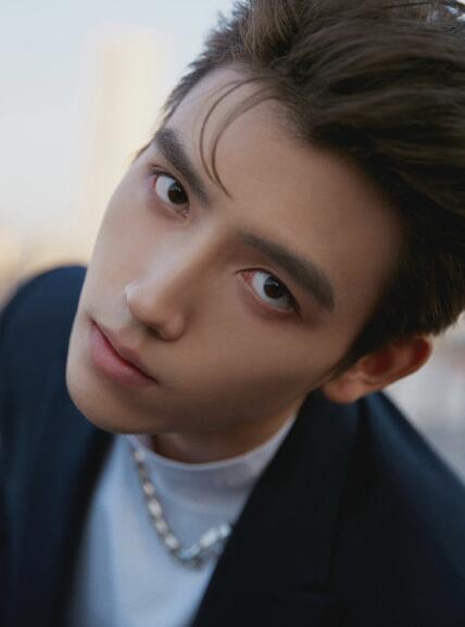 陈飞宇大背头造型搭配西装亮相化身霸道总裁气场全开