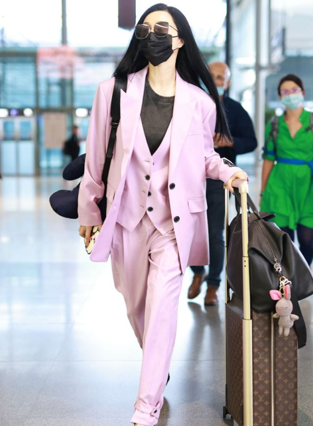 范冰冰靠穿搭成功出圈一身粉色西装有点飒爽有点甜值得借鉴