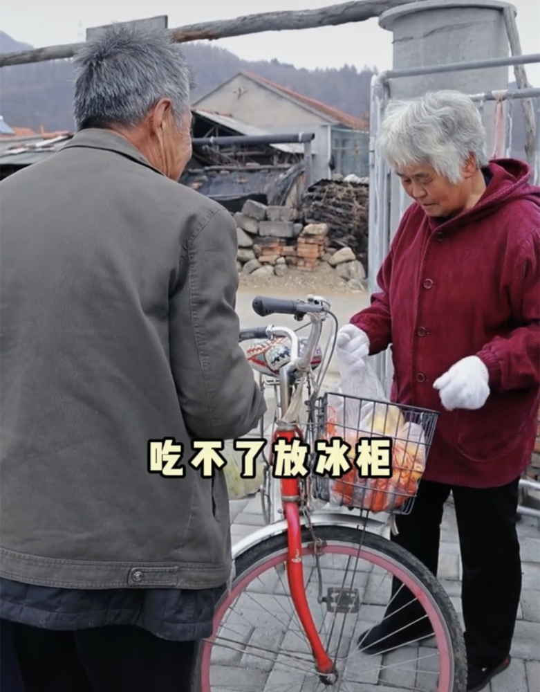 网红"炮手张大爷"官宣复出,退圈原因曝光,母亲鼓励他别放弃_腾讯新闻