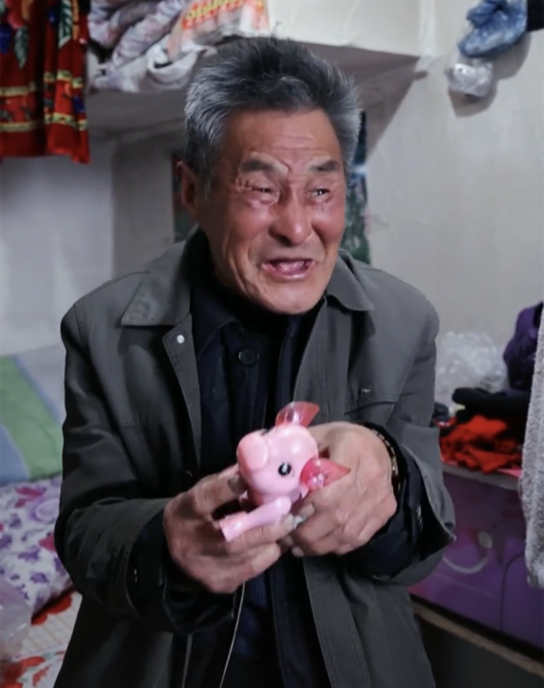 网红"炮手张大爷"官宣复出,退圈原因曝光,母亲鼓励他别放弃