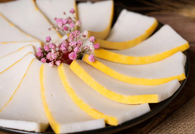 鱼糕可蒸,可煮,可以烫火锅等 ,口感就好像午餐肉,但是更鲜,营养也更