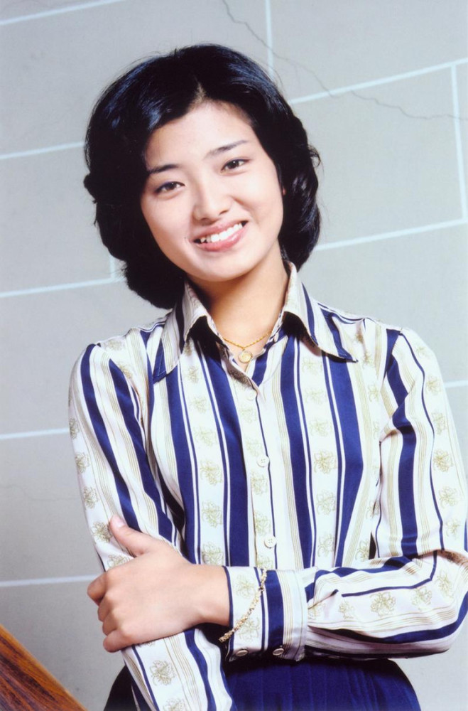 山口百惠老年发福也挺气质,穿衬衫配九分裤,从容优雅老去真美_腾讯