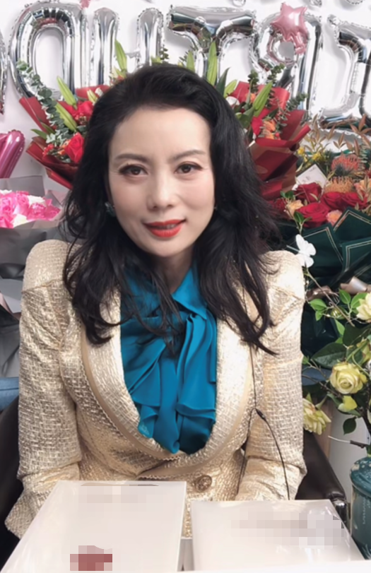 朱军妻子谭梅直播庆生首次唱歌频提老公秀恩爱罕见说儿子近况