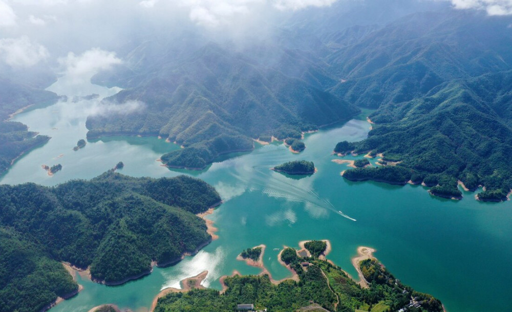 寒山湖景區即裡石門水庫,地處大磐山麓,距天台縣城40公里,因唐朝著名