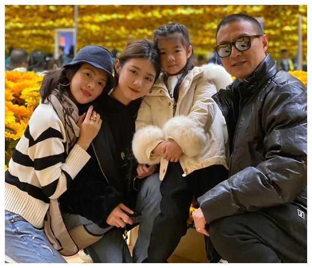 章子怡一家五口看画展!16岁大女儿颜值超高,醒醒和妈妈越来越像