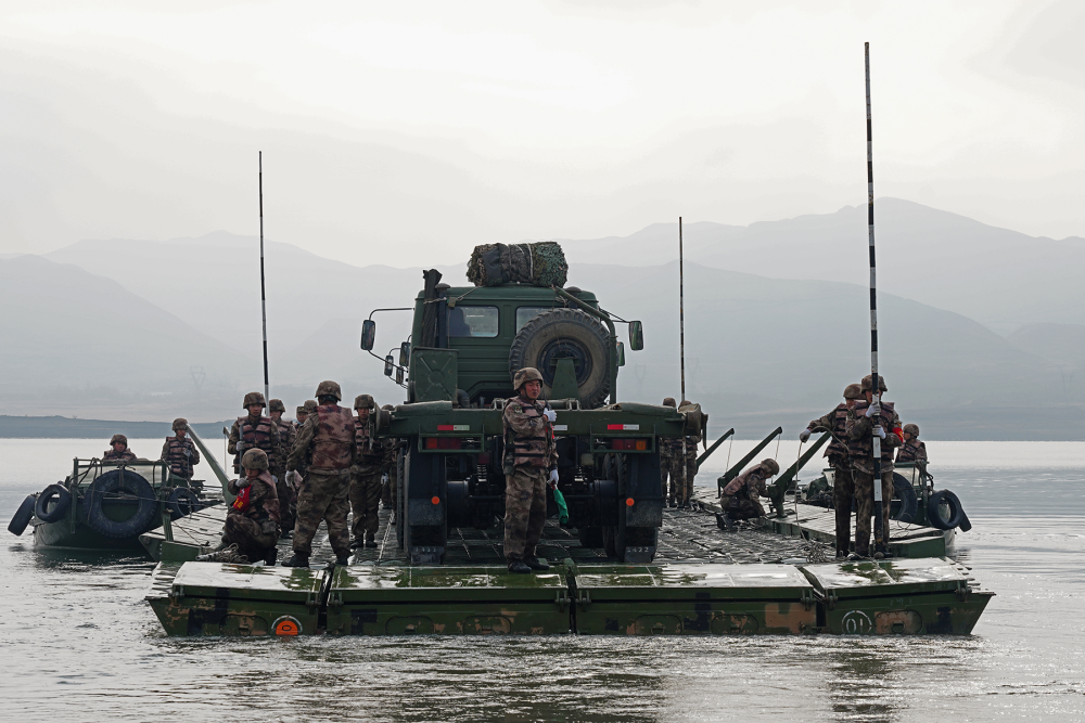 天山脚下,刺骨冰湖检验舟桥兵应急保障能力