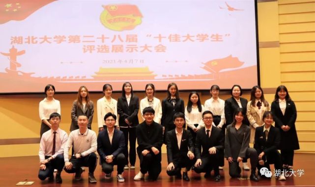 大学生奖状三年耕耘,一朝收获荣誉的背后也是王喆甘坐"冷板凳"的辛勤