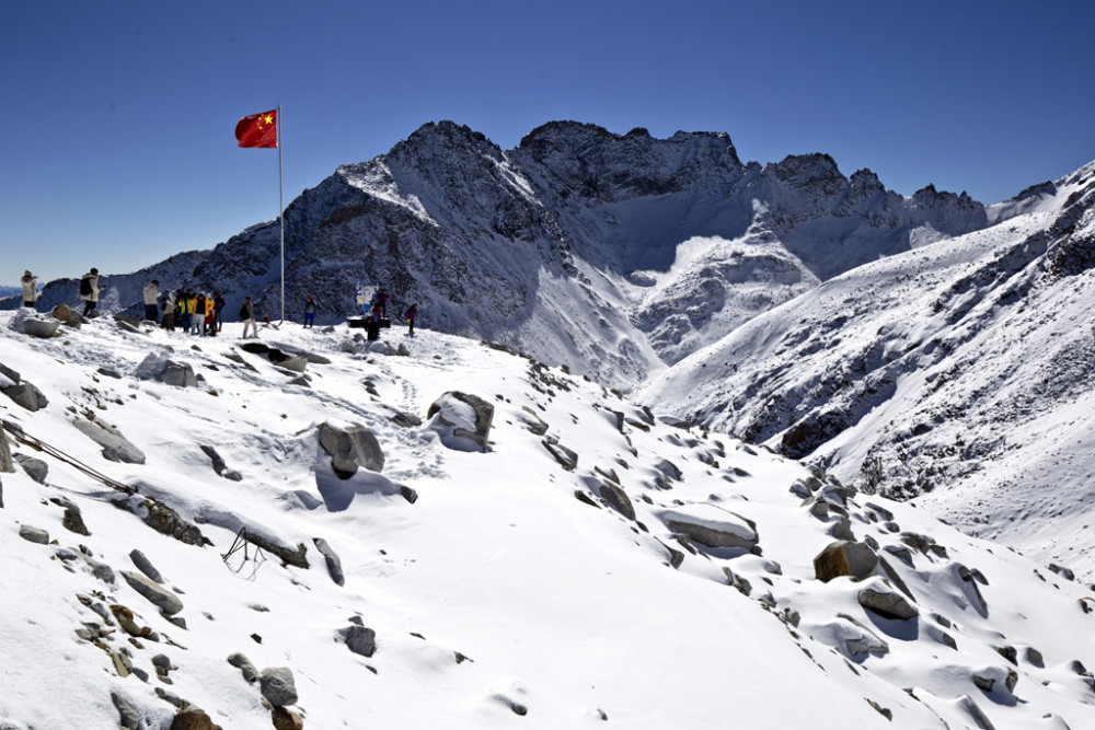 矗立在大地上的紅色路標,紅軍長征翻越的最後一座雪山,達古雪山_騰訊