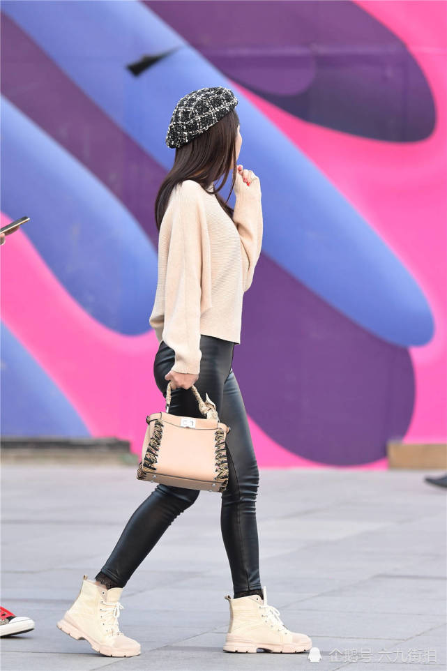 黑色紧身皮裤搭配米色的马丁短靴,有点不一样的味道,衬托身材