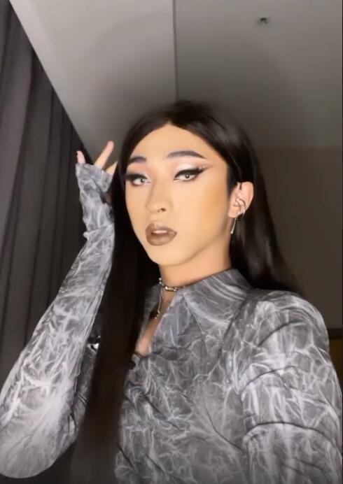 伊能静儿子哈利再穿女装!戴长假发穿贴身长裙,妆容精致鼻子高挺