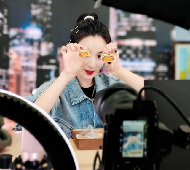 薇娅不仅在微信上线了薇娅惊喜社小程序,帮助粉丝和买家整理购物清单