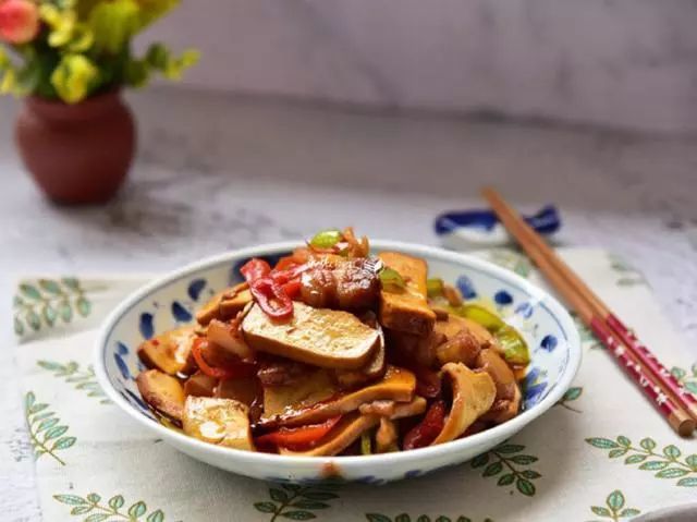 小贴士1,猪肉的挑选建议挑选肥瘦都有的,但如果你只喜欢吃瘦肉的话,在