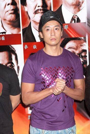 此次合照与多年前唯一的不同就是照片中少了一位艺人莫家尧,如果他也
