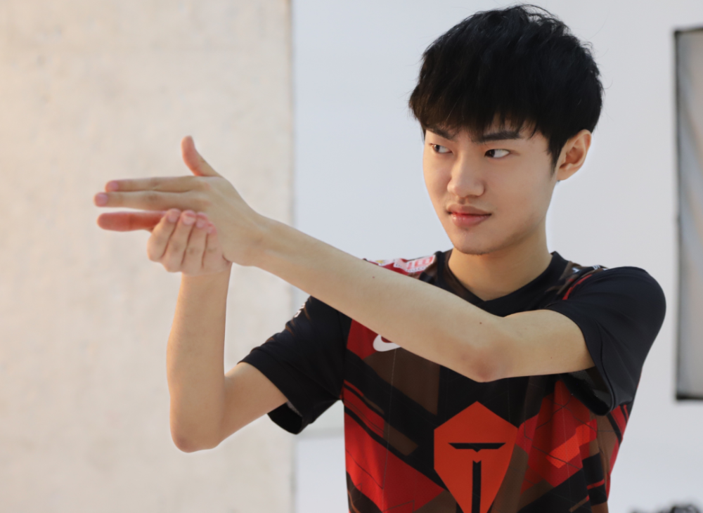 knight不会离队知情人爆料和tes的合同没结束延长到明年6月