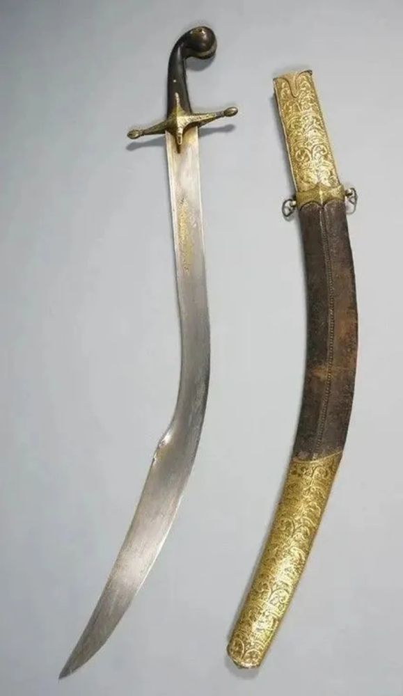 基利主要的特征是在前端三分之一处刀身突然变宽,前端变为双刃,也就是