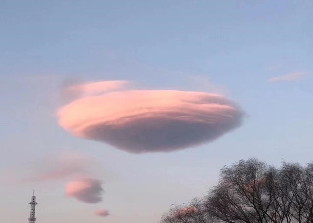 北京现粉红棉花云，酷似飞碟，与外星人有关？分析：荚状云而已b站源码泄露解析