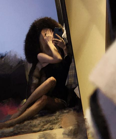 lpl女解说rita兑现edg夺冠承诺,渔网袜加身风范尽显,用心了