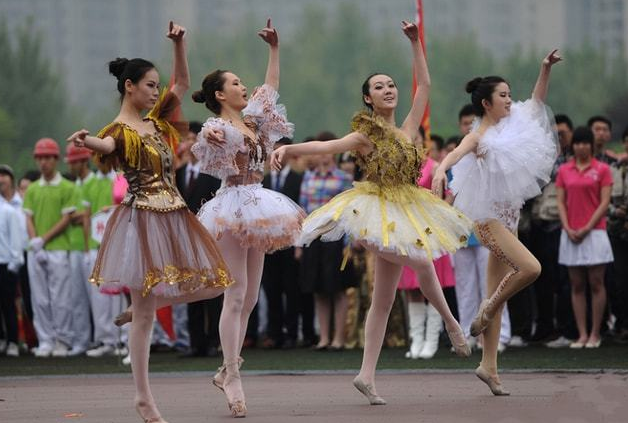 学生初高中因为学习压力的原因,运动会多数都是被取消,但进入大学之后