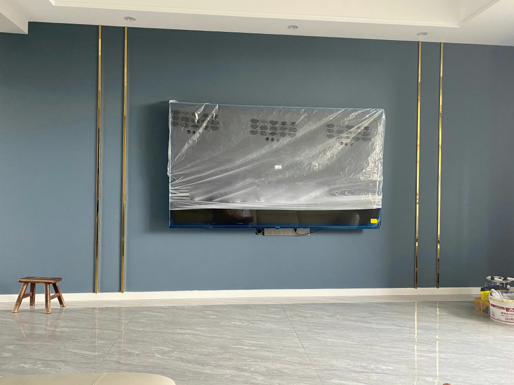 电视背景墙也是刷了蓝色的乳胶漆,加了四根钛合金线条搭配,简单又好看