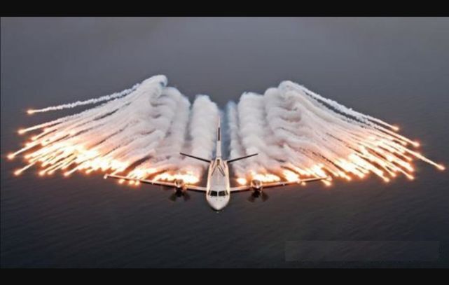 了运-20从机腹两侧起落架舱附近位置连续密集发射了红外/箔条干扰弹