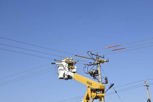 国网邹城市供电公司首次应用带电作业机器人对线路进行绝缘涂敷