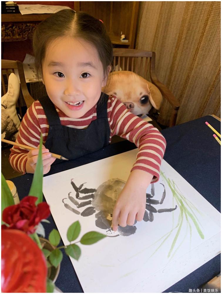 张丹露晒儿女绘画作品,临摹马匹堪比大师,意外曝光豪宅内饰