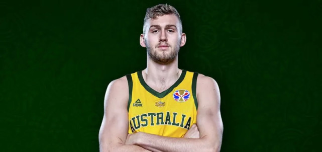 身着银黑的新人们瓦塞尔整装待发普里莫仍在修行