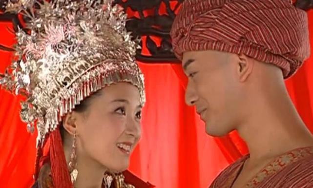 除了有点手忙脚乱之外,氛围是十分和谐美好的,而晴儿与萧剑的婚礼不是