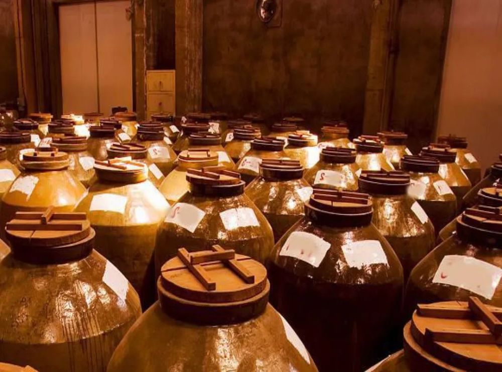 浓香五粮液,美酒老窖藏!这一杯,敬经典!_腾讯新闻