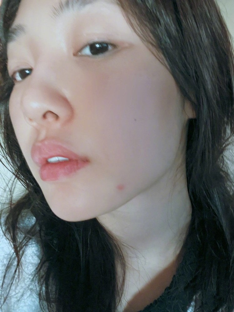 37岁白百何晒素颜自拍皮肤白皙痘痘太抢镜曝二胎儿子已经一岁