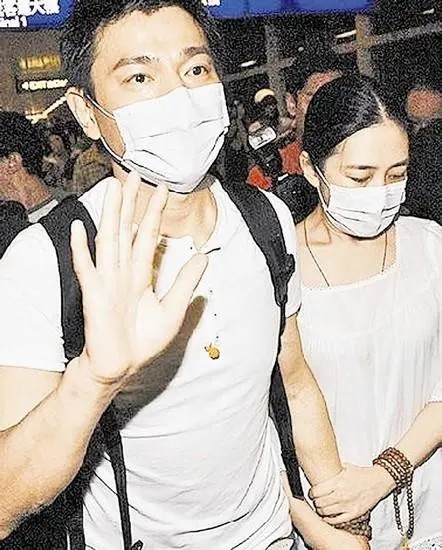 有一次,刘德华去马来西亚演出,突然,一位富婆带着12个高大的保镖,对着