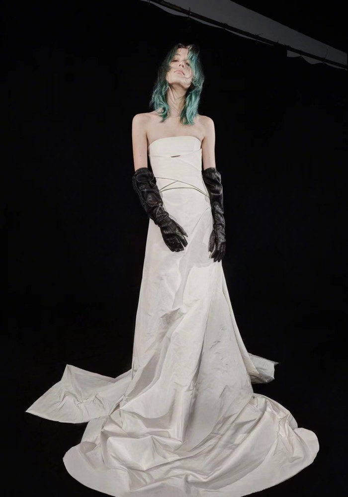 72岁婚纱女王王薇薇亲自上阵穿婚纱拍大片扮新娘个性十足