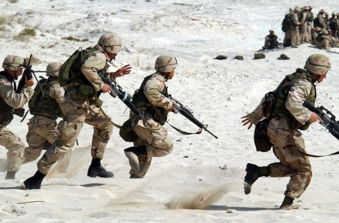 二战为啥往前冲锋的士兵不会被身后的机枪射中使用超越射击法