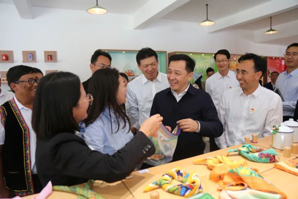 刘洪建一行先后到乐秋乡米家禄村,无量山高山茶产业园,南涧一中等地