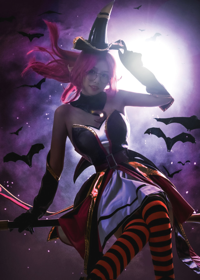 《英雄联盟》魅惑女巫迦娜cosplay