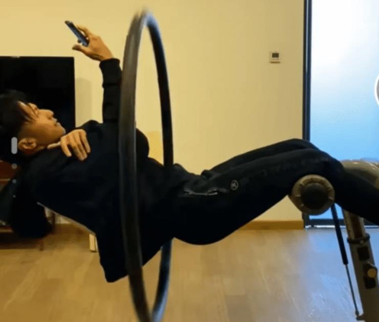 41岁的谢霆锋模仿达人呆木头挑战悬空转呼啦圈你行吗