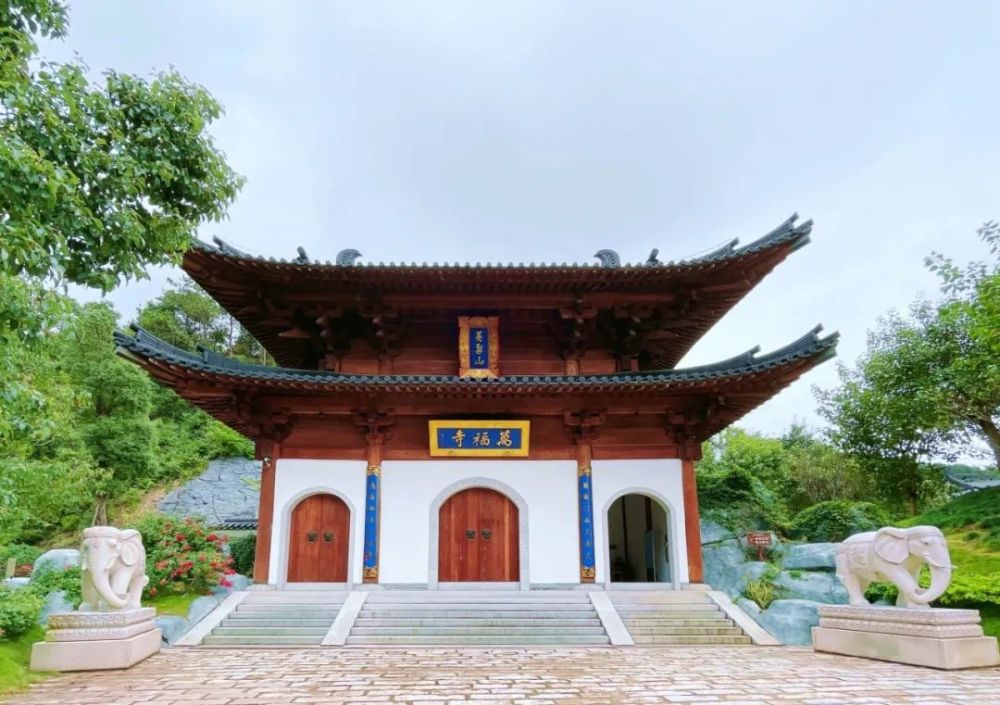 萬福寺外山門萬福寺佔地一百餘畝,整體採用唐時建築風格,凸顯祖庭之