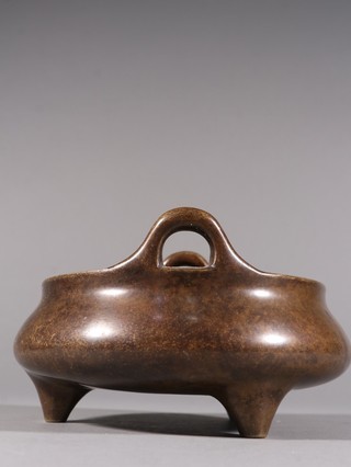 明崇祯 铜造冲天耳三足香炉.